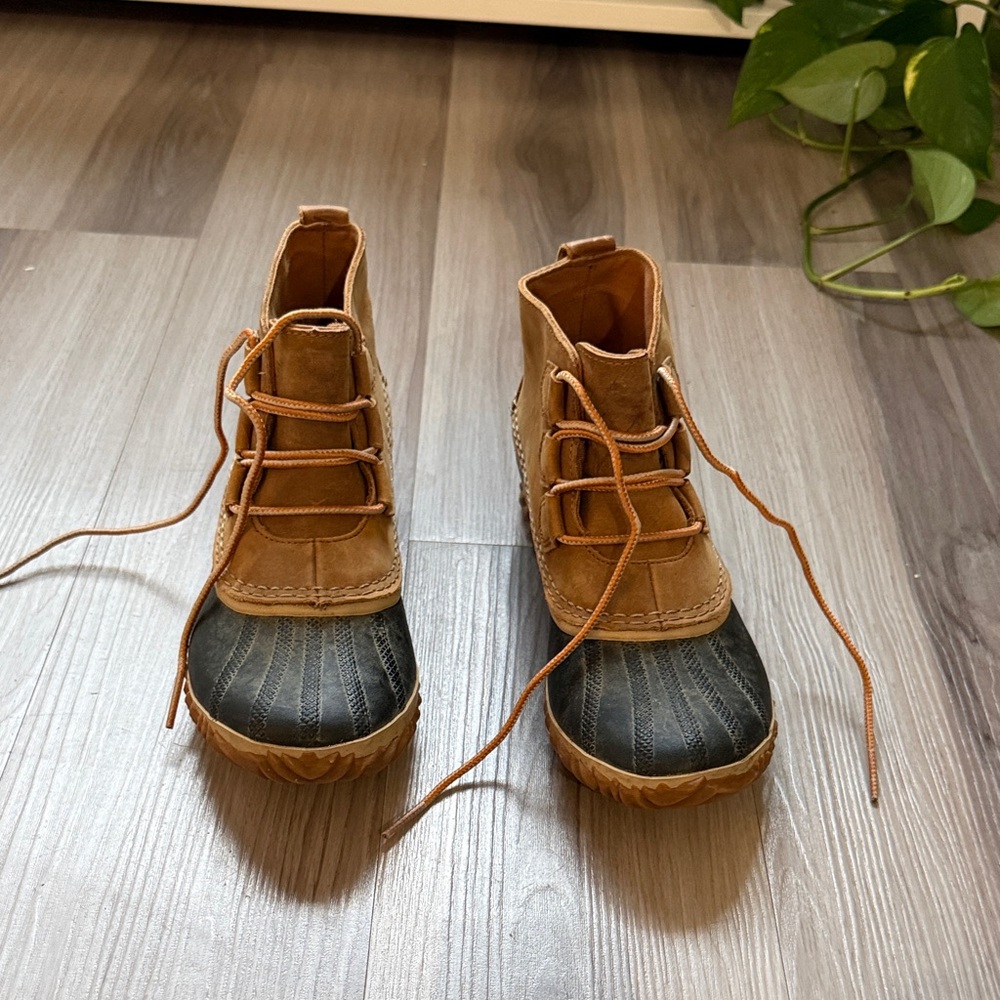 Sorel Tan and Black Ankle Boots
